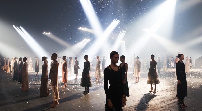 Dior Ballett: le silhouette della sfilata Dior, il defilé a passo di danza sui prati dell'Ippodromo di Longschamp