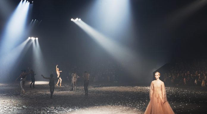 Dior opening Paris Fashion Week with a stunning dance performance sfilate moda