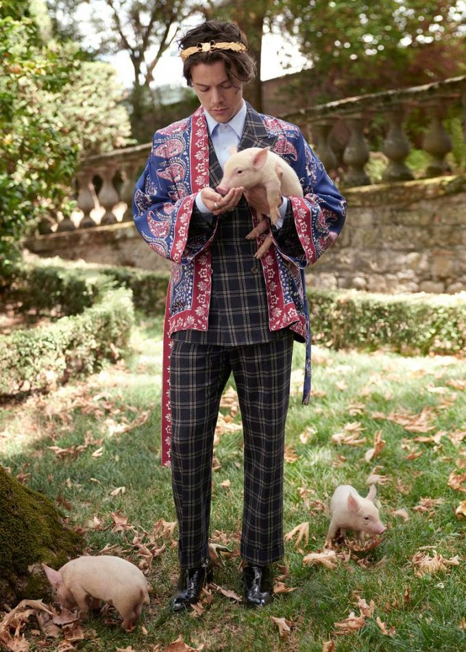 Harry Styles protagonista della nuova campagna Gucci Tailoring scattata nei giardini di Villa Lante.