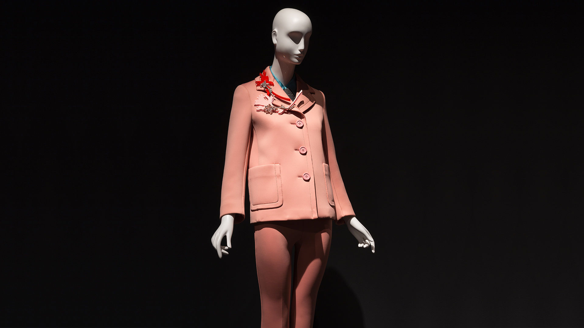 Prada partecipa alla mostra Pink presso il Museum at FIT di New York