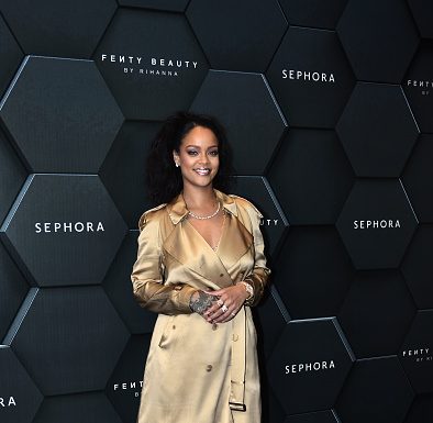 Rihanna indossa Burberry Spring Summer 2019 Rihanna ha indossato l'abito trench Trompe L’oeil in seta della prima collezione di sfilata SS19 di Riccardo Tisci all'evento di lancio di Fenty Beauty a Dubai.
