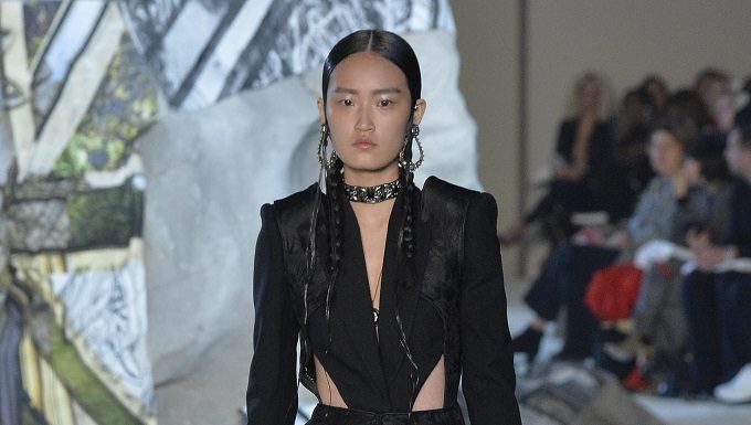 The woman warrior gets romantic at McQueen show SS19 FASHIONPRESS.IT