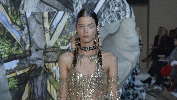 The woman warrior gets romantic at McQueen show SS19 FASHIONPRESS.IT