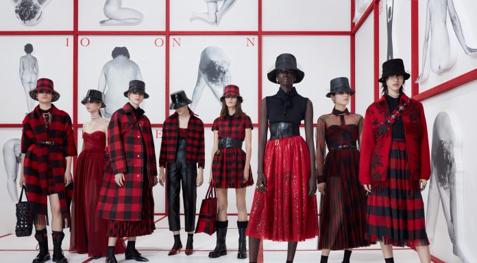 Christian Dior, da Parigi un inno alla sorellanza Dior FW19: “Sisterhood is global”, si legge sulle stampe delle t-shirt. Collezione ispirata alle ‘Teddy Girl’