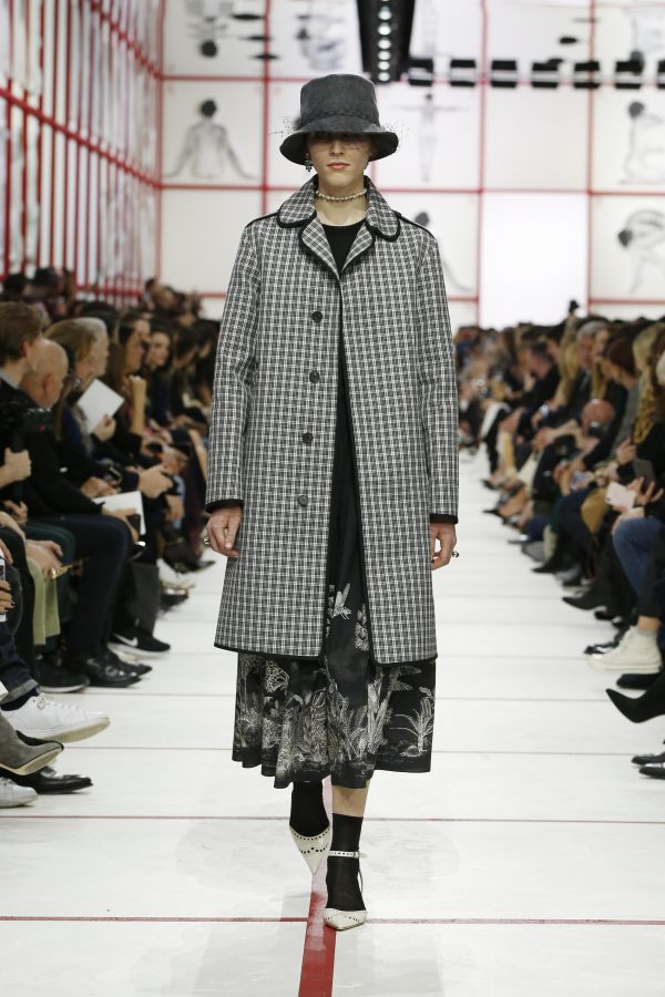 Christian Dior, da Parigi un inno alla sorellanza fashionpress.it
