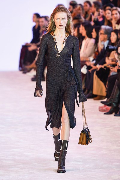 Chloé tips hat to Lagerfeld's 'genius' at Paris show fashionpress.it