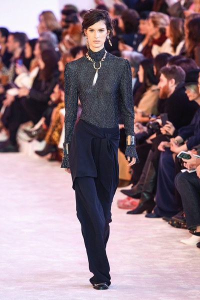 Chloé tips hat to Lagerfeld's 'genius' at Paris show fashionpress.it