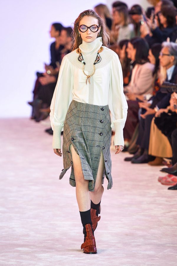 Chloé tips hat to Lagerfeld's 'genius' at Paris show fashionpress (26)