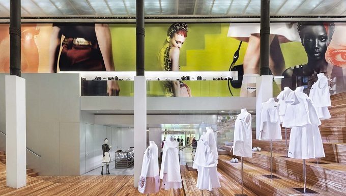 “Intersections”: Il nuovo wallpaper dell’epicentro Prada a New York “Intersections” Il nuovo wallpaper dell'epicentro Prada a New York