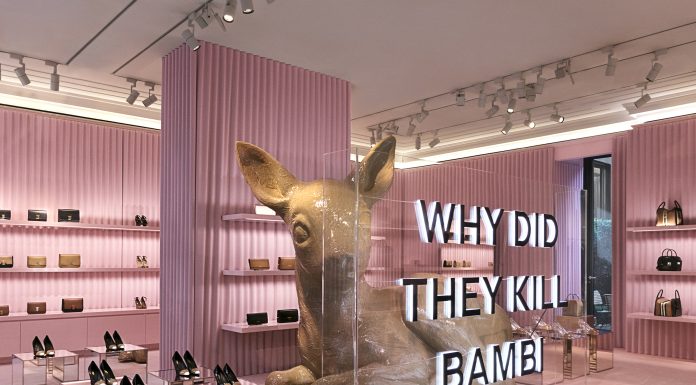Burberry celebra la Milano Design Week con installazione personalizzata Il negozio Burberry in Montenapoleone celebra la Milano Design Week con installazione personalizzata.