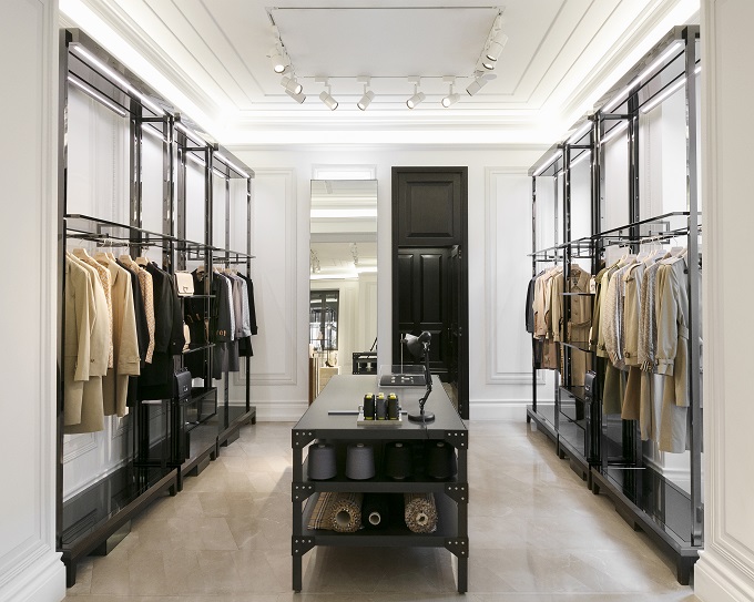 Il negozio Burberry in Montenapoleone celebra la Milano Design Week con installazione personalizzata.