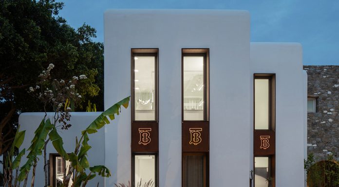 Burberry: il primo Pop Up Store a Mykonos Burberry: il primo Pop Up Store a Mykonos