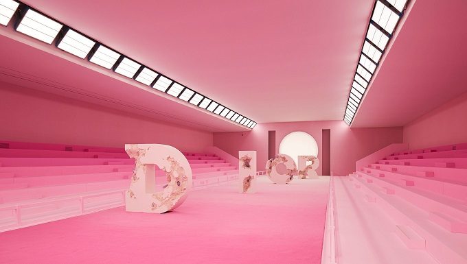 Dior Men Summer 2020: Daniel Arsham firma la scenografia spaziale Dior Men Summer 2020 Daniel Arsham firma la scenografia spaziale