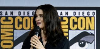 Rachel Weisz indossa Burberry