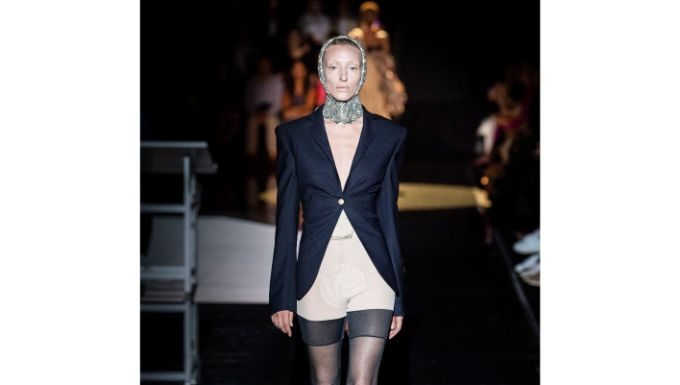 Riuscitissimo il debutto di Daniel Roseberry alla corte di Schiaparelli Riuscitissimo il debutto di Daniel Roseberry alla corte di Schiaparelli