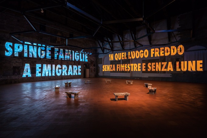 GAMeC, Bergamo | si chiude con 51.868 visitatori in 3 mesi la mostra di Jenny Holzer a Palazzo della Ragione