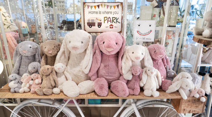BIANCOLATTE HUGS. Nasce a Milano il primo shop di peluches dedicato alla Hug Therapy BIANCOLATTE HUGS. Nasce a Milano il primo shop di peluches dedicato alla Hug Therapy