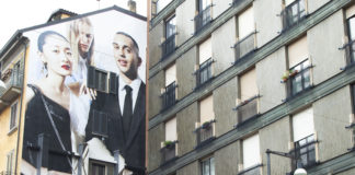 Mahmood ritratto a Milano davanti al wall della campagna Burberry Festive 2019 della quale è protagonista.
