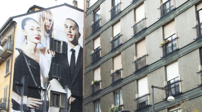 Mahmood ritratto a Milano davanti al wall della campagna Burberry Festive 2019 della quale è protagonista. Mahmood ritratto a Milano davanti al wall della campagna Burberry Festive 2019 della quale è protagonista.