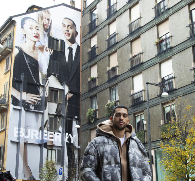 Mahmood ritratto a Milano davanti al wall della campagna Burberry Festive 2019 della quale è protagonista.