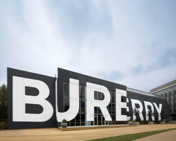 Burberry porta a Shanghai la collezione Autunno/Inverno 2020