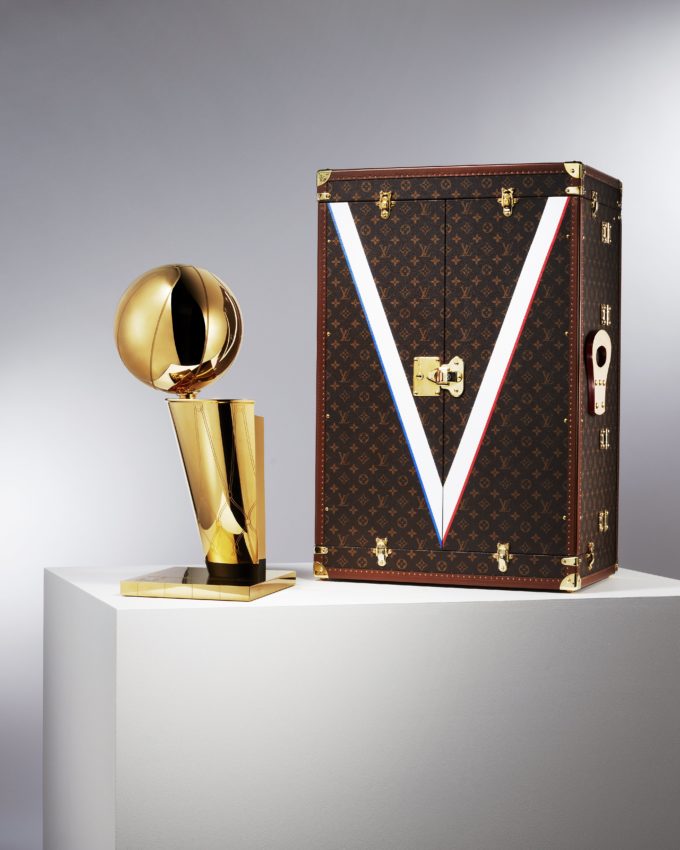 Louis Vuitton e NBA annunciano la loro partnership globale e l’esclusivo baule per il Larry O’Brien Trophy