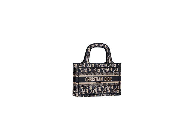 Dior introduces its new Mini Book Tote Dior introduces its new Mini Book Tote