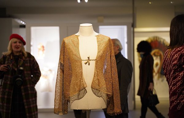 “La moda nel mondo: i vestiti raccontano la vita dei popoli”: una mostra a Parma con i manichini Bonaveri “La moda nel mondo: i vestiti raccontano la vita dei popoli": una mostra a Parma con i manichini Bonaveri