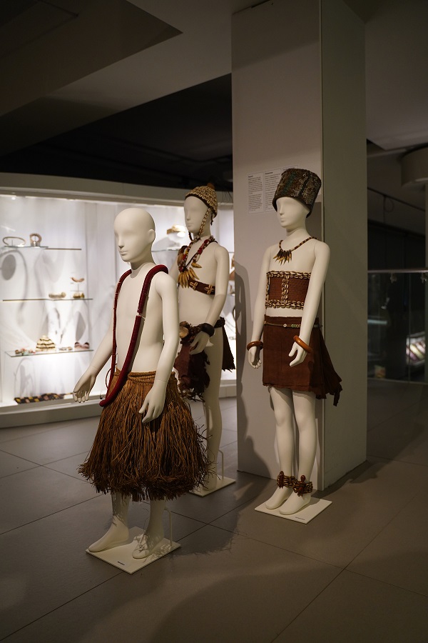 “La moda nel mondo: i vestiti raccontano la vita dei popoli": una mostra a Parma con i manichini Bonaveri