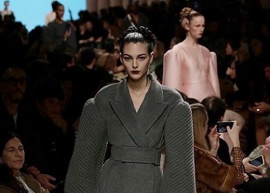 Fendi FW20 celebrates the scope of feminine strength Fendi FW20 celebrates the scope of feminine strength fashionpress.it