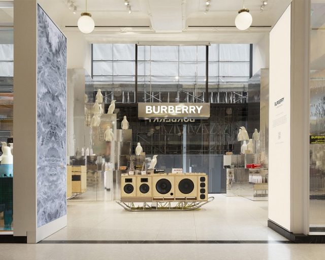 Burberry Opens Selfridges Corner Shop Pop-Up | Fashionpress.it