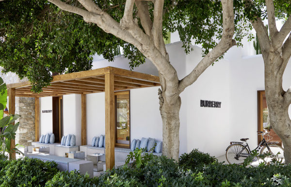 Burberry riapre il pop-up store a Nammos Village, Mykonos Burberry riapre il pop-up store a Nammos Village, Mykonos