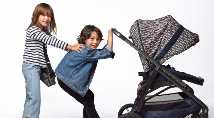 Baby Dior presents its first baby stroller, dressed in the unmistakable Dior Oblique print. Baby Dior presents its first baby stroller, dressed in the unmistakable Dior Oblique print.