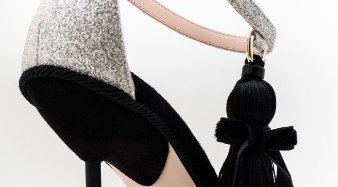 Le scarpe gioiello di Revolver Requeen Venexia. Tacchi, glitter e dettagli preziosi 100% Made in Italy. Le scarpe gioiello di Revolver Requeen Venexia. Tacchi, glitter e dettagli preziosi 100% Made in Italy.