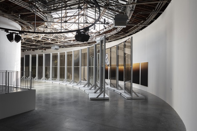 Burberry sostiene la Mostra "Natures Mortes" di Anne Imhof al Palais de Tokyo