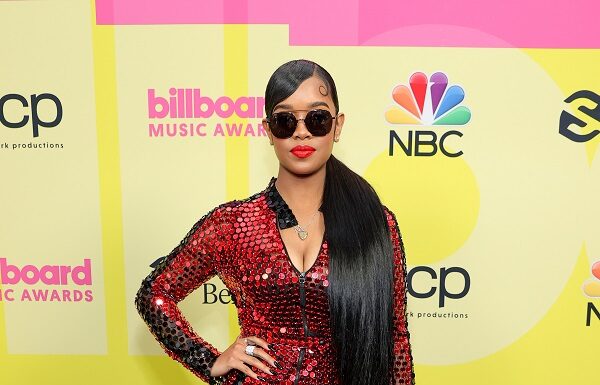Dior presents the Celebrities dressed in Dior to the Billboard Music Awards 2021 Dior presents H.E.R. dressed in Dior by Maria Grazia Chiuri to the Billboard Music Awards 2021