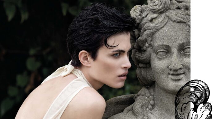 Emanuela Biffoli Firenze – Nobile Segreto Dalla tradizione nobile fiorentina dell’arte dei profumi, Emanuela Biffoli Firenze ha dato vita ad una collezione di 5 Colonie Intense dall’essenza ricercata e femminile. Racconti segreti riscoperti in onore di una Rinascita dei sensi. Un’interpretazione che evoca in chiave moderna il fascino ancestrale dell’arte che Caterina De’ Medici fece nascere a Firenze. Intriganti texture olfattive sviluppate e realizzate da esperti profumieri fiorentini con materie prime di altissima qualità per vivere un’emozione senza tempo attraverso un bouquet di note olfattive raffinato ed esclusivo. Un mondo affascinante e misterioso firmato Emanuela Biffoli