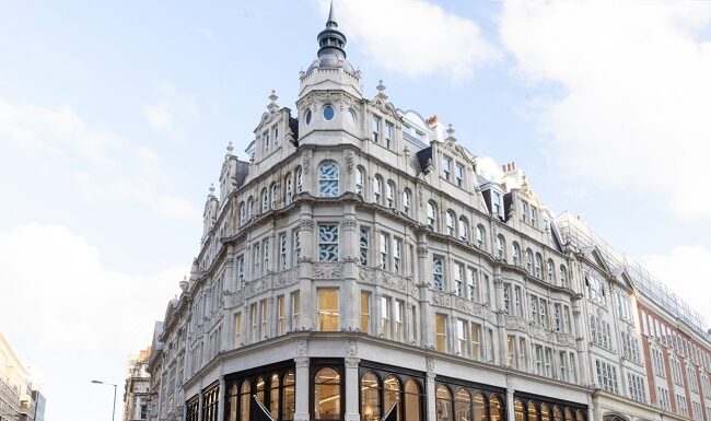 Burberry svela il nuovo Flagship Store No.1 Sloane Street, Londra Burberry opens Sloane Street flagship