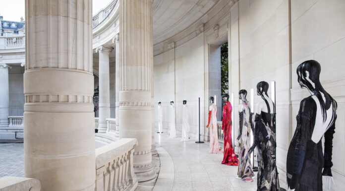 Un abbraccio tra tessuto e colore: alla Parigi Fashion Week, la collezione del designer belga Olivier Theyskens Alla Parigi Fashion Week la collezione del designer Olivier Theyskens | Bonaveri