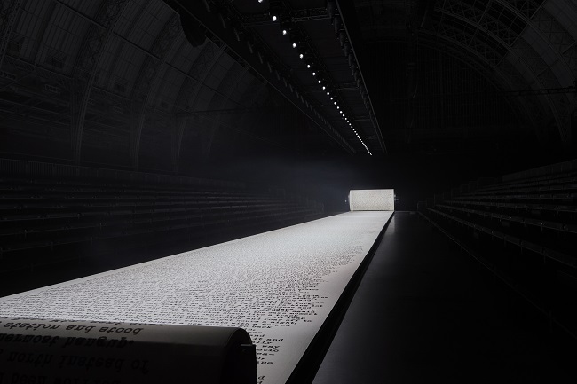 The literary scenography of Dior Men Fall 2022