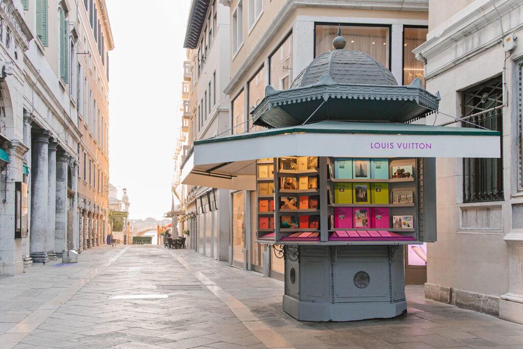 Louis Vuitton celebra la nuova City Guide con il progetto Librairie Éphémère a Venezia
