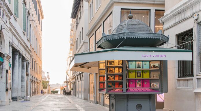 Louis Vuitton celebra la nuova City Guide con il progetto Librairie Éphémère a Venezia Louis Vuitton celebra la nuova City Guide con il progetto Librairie Éphémère a Venezia
