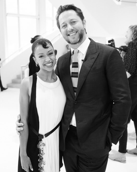 Liza Koshy e Derek Blasberg hanno indossato un look Louis Vuitton in occasione del LVMH Prize 2023