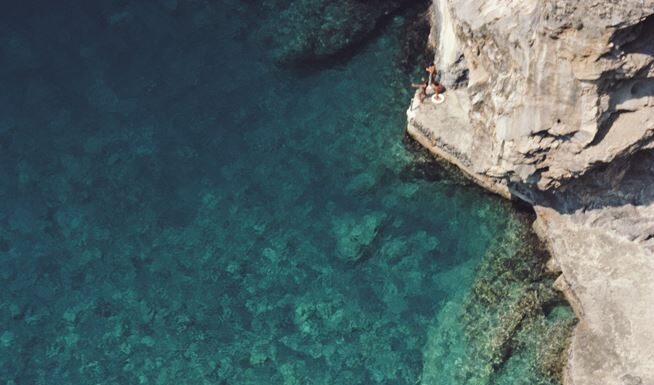 Fashion Eye Italian Rivieras by Slim Aarons | Louis Vuitton Italian Rivieras. Il nuovo Fashion Eye firmato Louis Vuitton celebra l’Italia attraverso la lente di Slim Aarons.