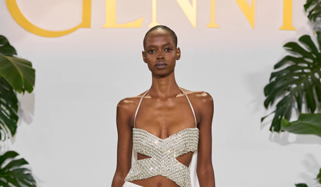 Sara Cavazza Facchini celebra i suoi 10 anni alla direzione creativa di Genny con un omaggio al lusso total white della maison Sara Cavazza Facchini celebra i suoi 10 anni alla direzione creativa di Genny con un omaggio al lusso total white della maison