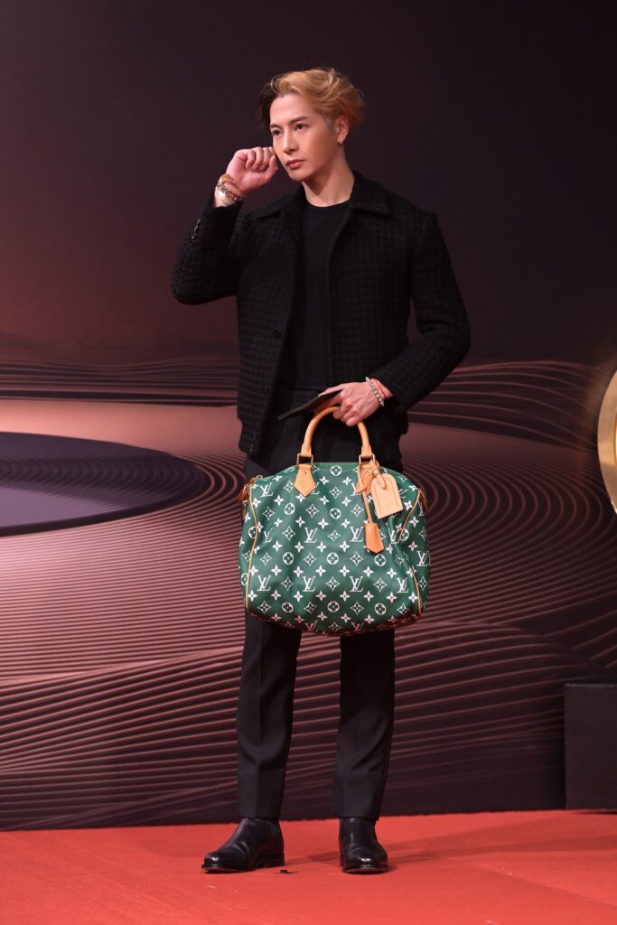 Jackson Wang ha indossato un look Louis Vuitton in occasione dei Weibo Music Awards 2023