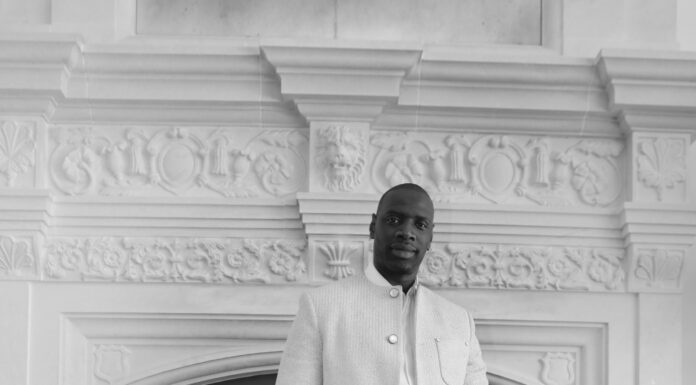 Omar Sy ha indossato un orologio Tambour Louis Vuitton per la 96° edizione degli Academy Awards Omar Sy ha indossato un orologio Tambour Louis Vuitton per la 96° edizione degli Academy Awards