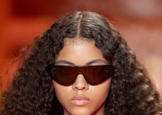 Louis Vuitton presenta i nuovi occhiali da sole LV Split Cat-Eye che catturano lo sguardo Louis Vuitton presenta LV Split Cat-Eye, i nuovi occhiali da sole dallo stile audace e futuristico che hanno fatto il loro debutto nella sfilata Primavera-Estate 2024.