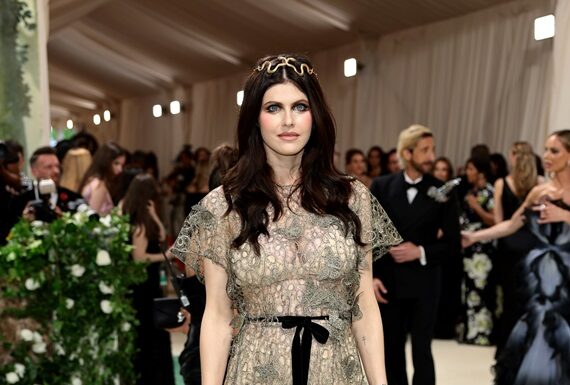 MET Gala 2024: Alexandra Daddario in Dior Couture MET Gala 2024: Alexandra Daddario in Dior Couture