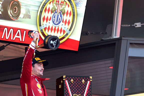 Charles Leclerc vince il Trofeo dell’81° Gran Premio di Monaco custodito nel suo baule Louis Vuitton Charles Leclerc vince il Trofeo dell'81° Gran Premio di Monaco custodito nel suo baule Louis Vuitton